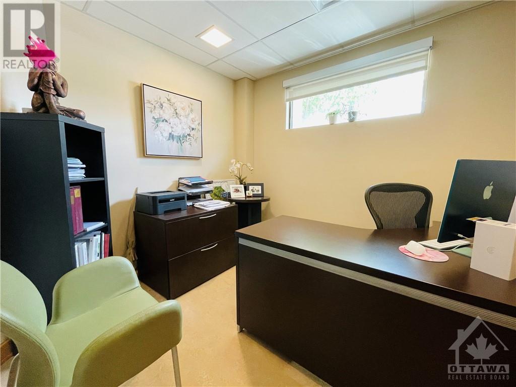 942 MERIVALE ROAD