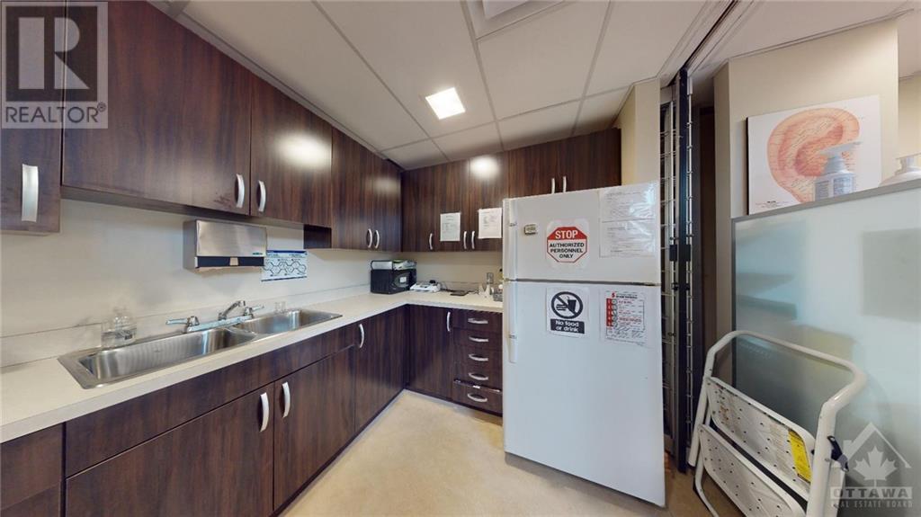 942 MERIVALE ROAD