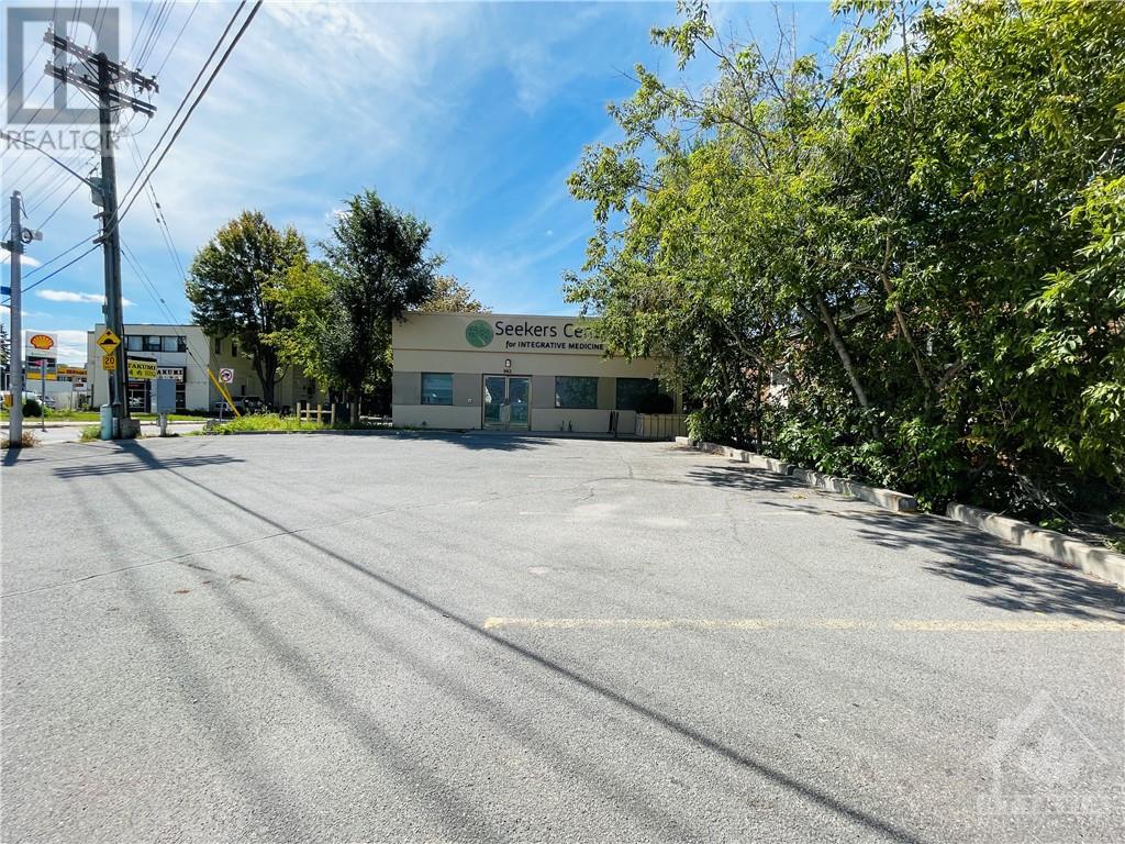 942 MERIVALE ROAD