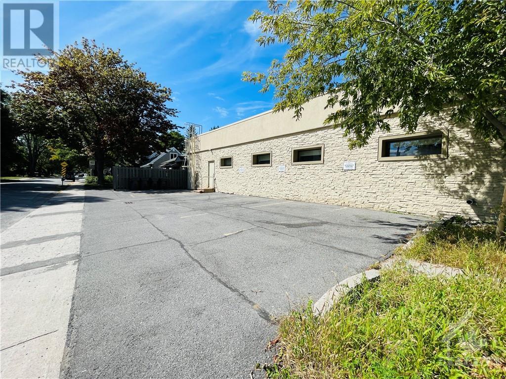 942 MERIVALE ROAD