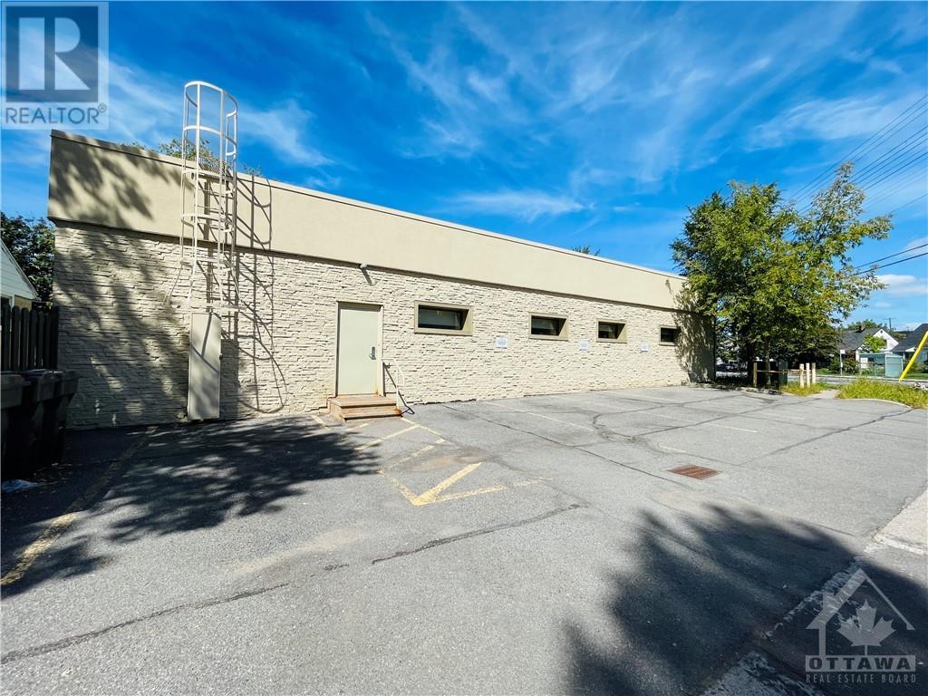 942 MERIVALE ROAD