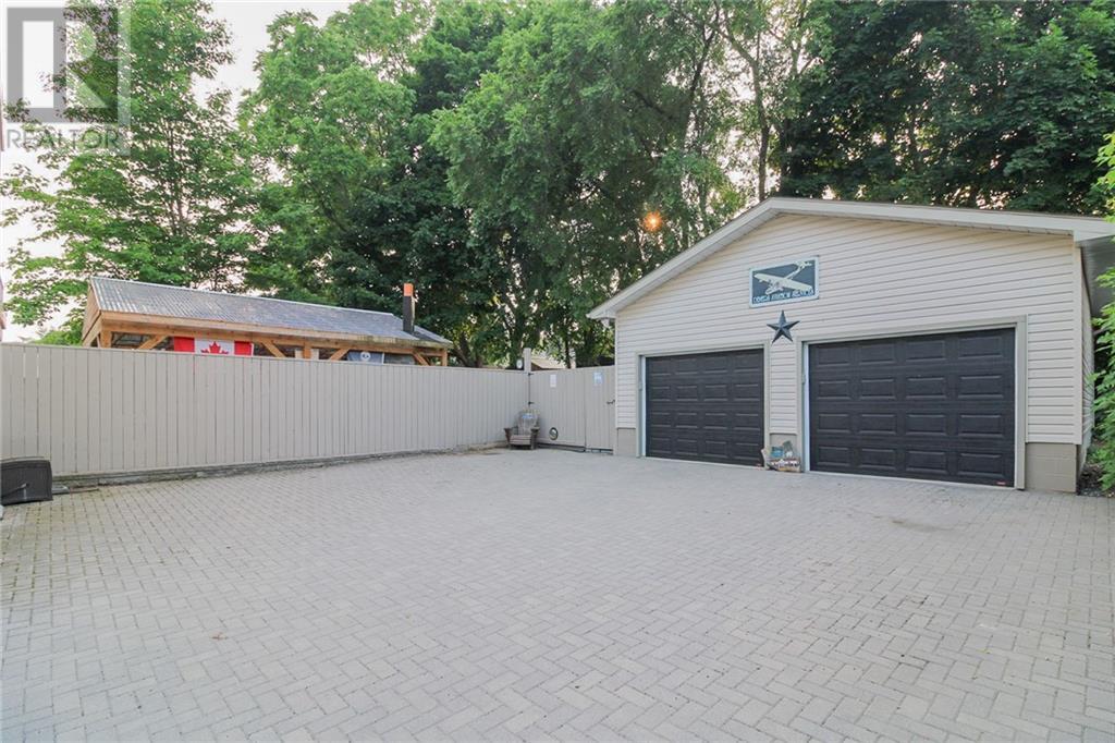 548 DIBBLE STREET W