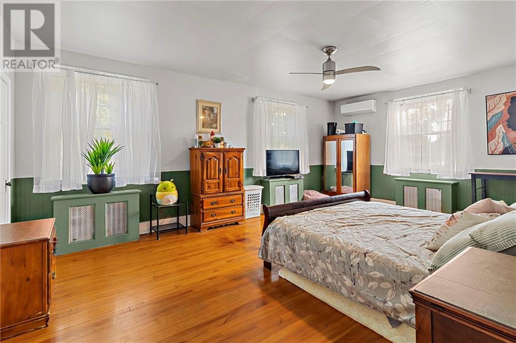 548 DIBBLE STREET W