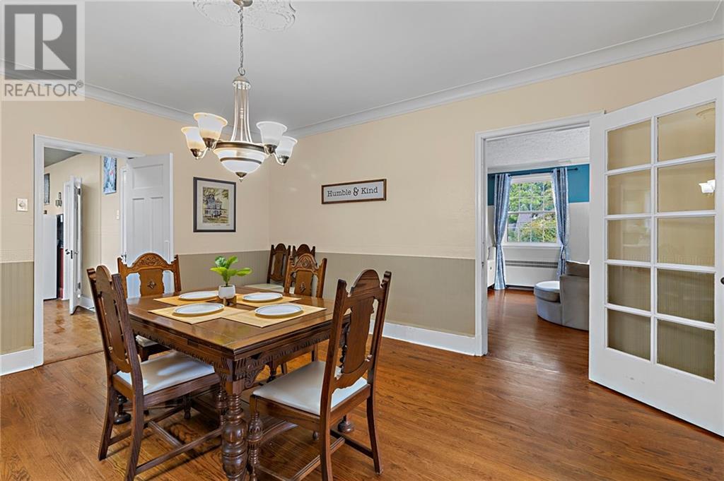 548 DIBBLE STREET W