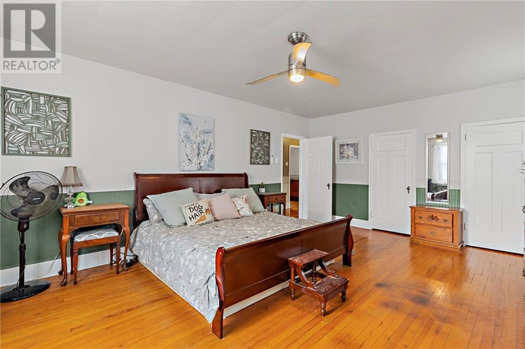 548 DIBBLE STREET W