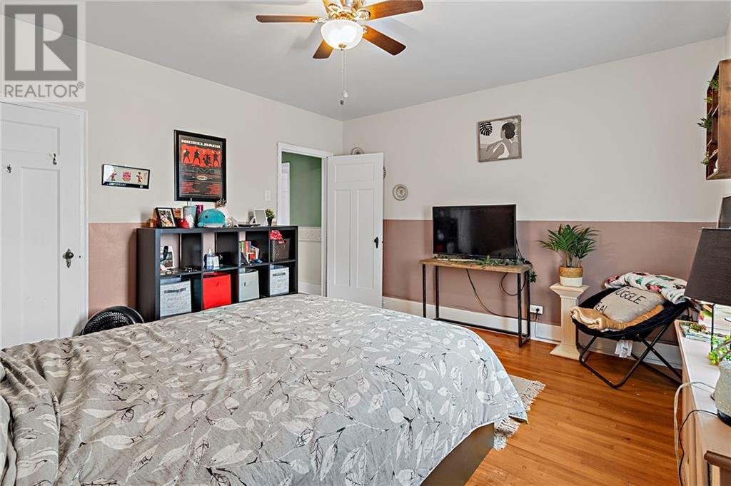 548 DIBBLE STREET W