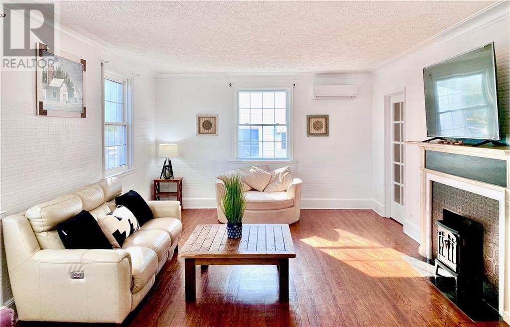 548 DIBBLE STREET W