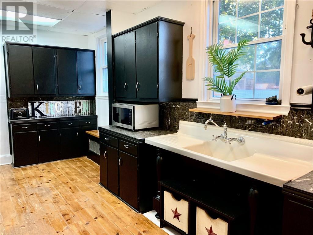 548 DIBBLE STREET W