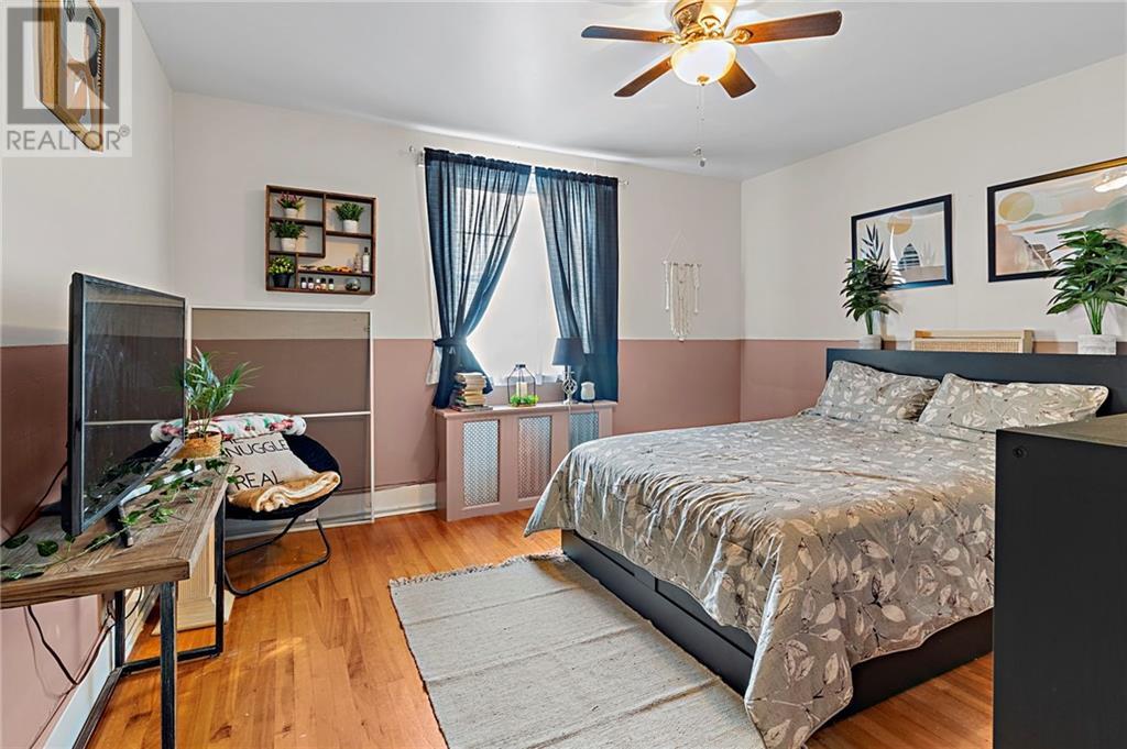 548 DIBBLE STREET W
