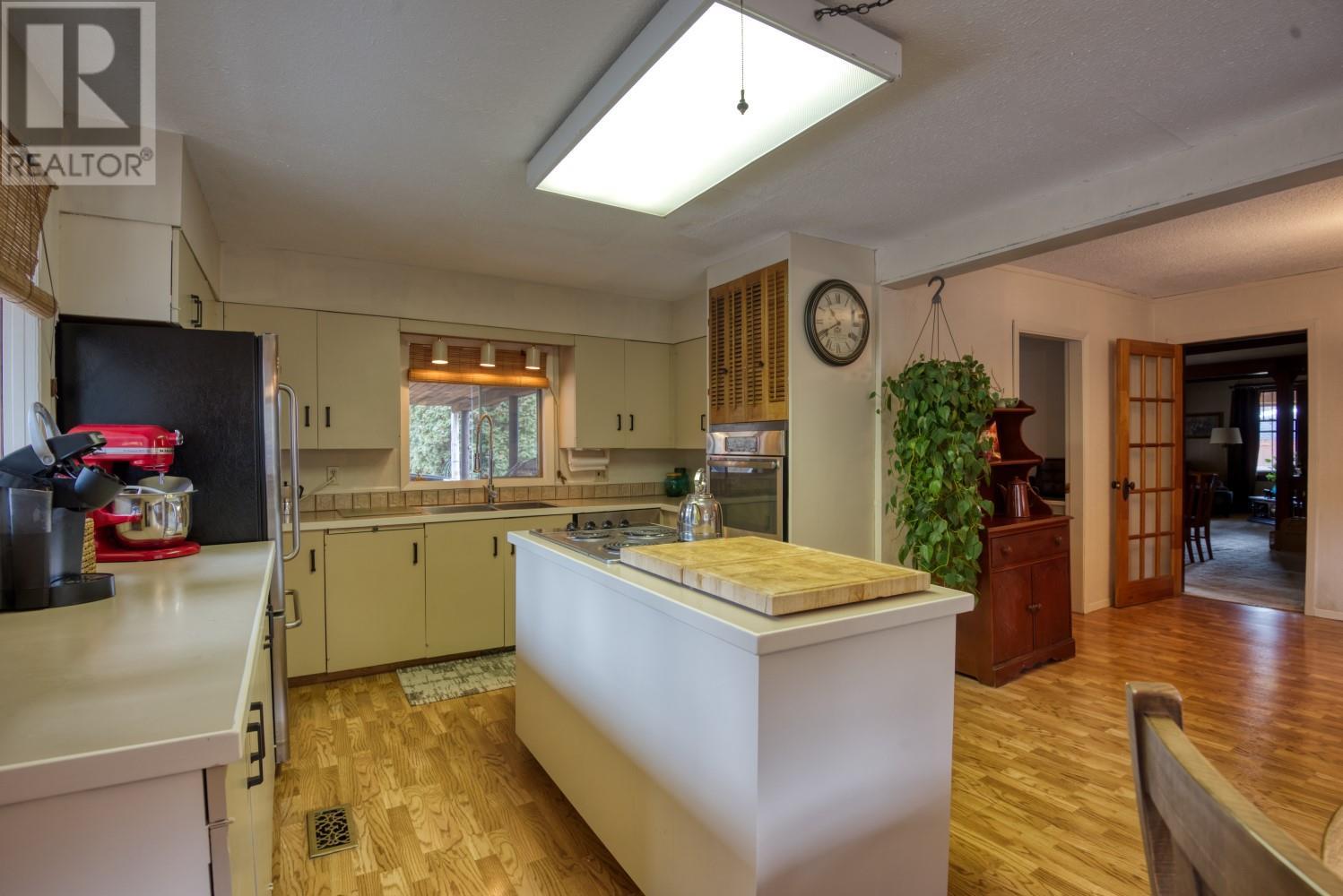 8617 VICTORIA Road