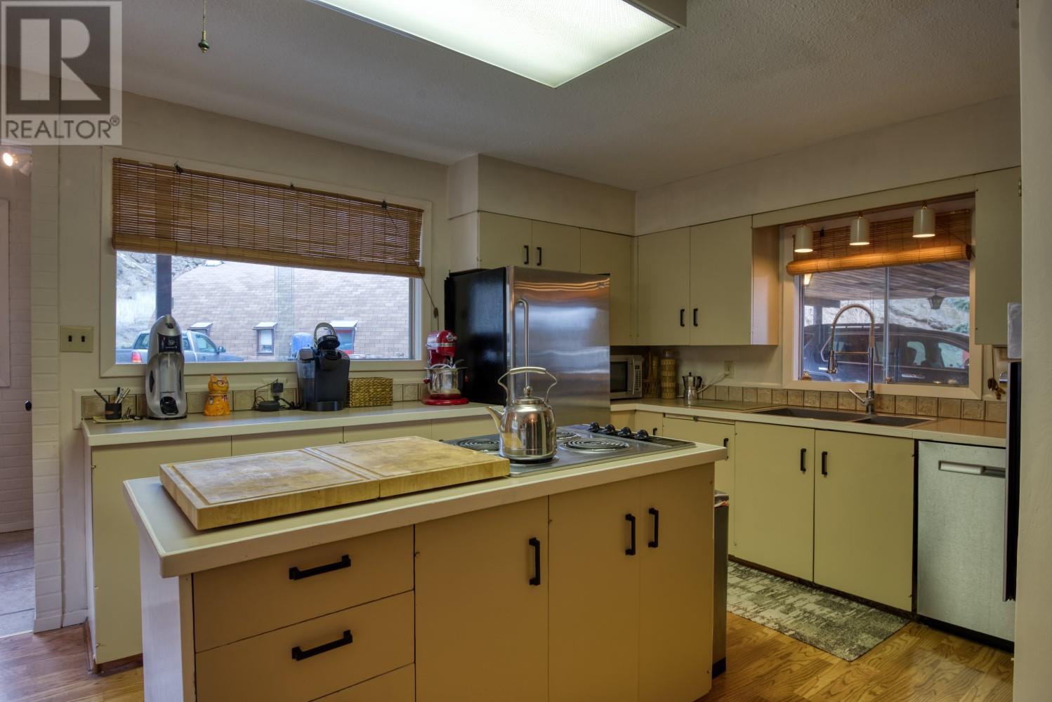 8617 VICTORIA Road