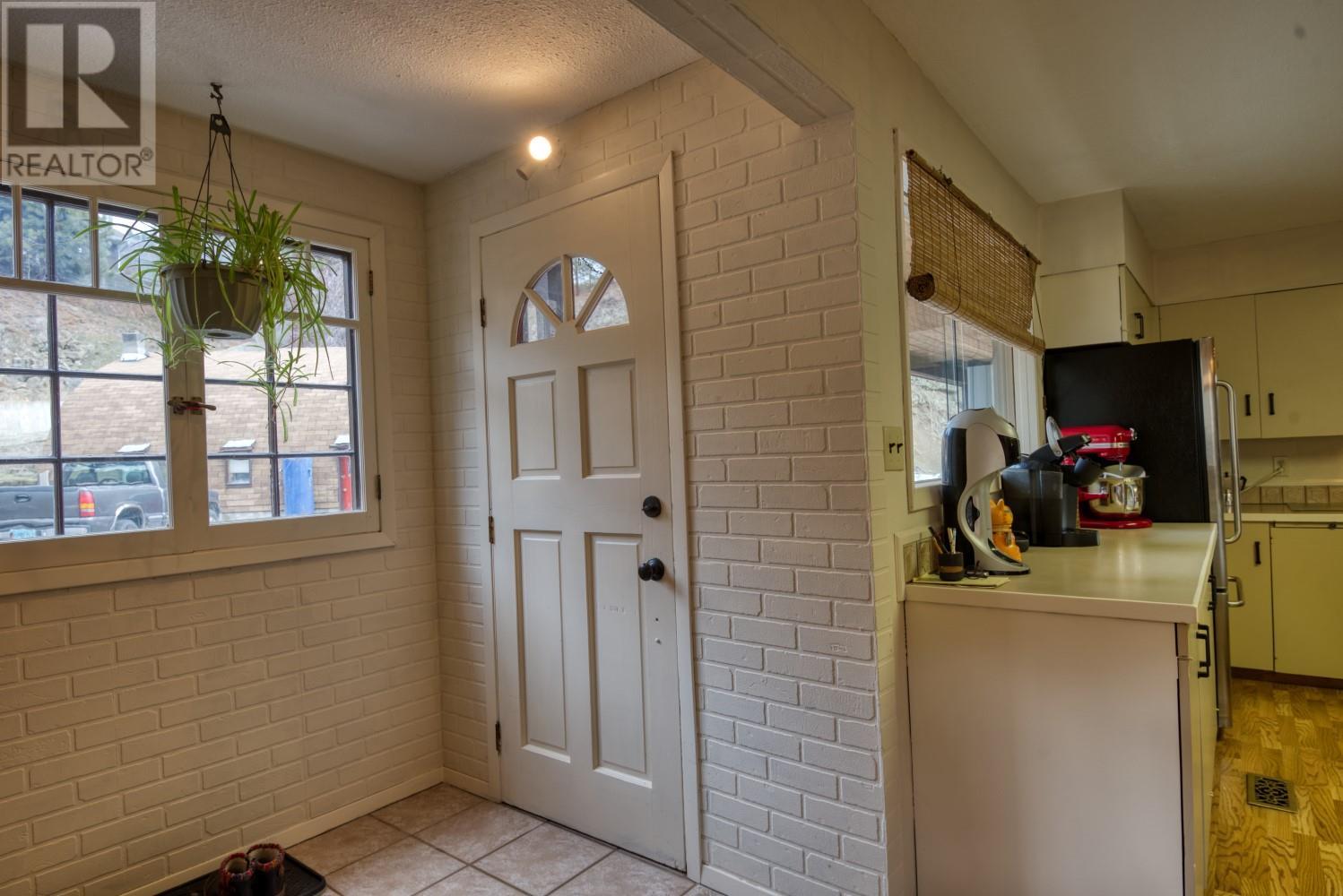 8617 VICTORIA Road