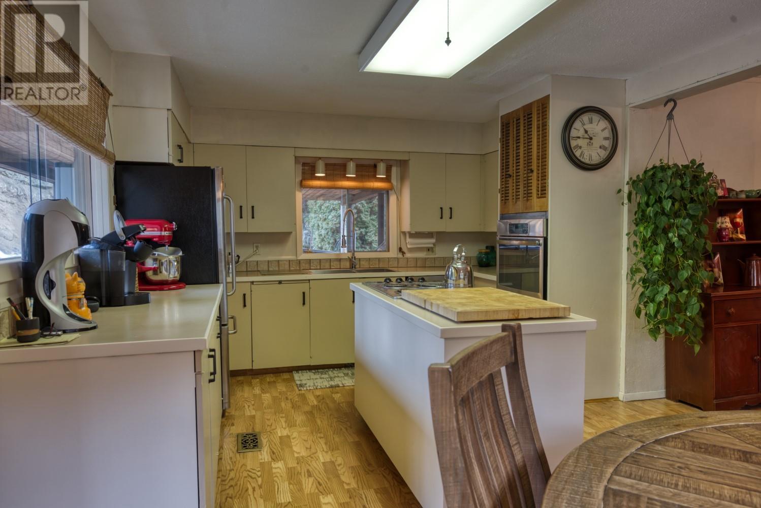 8617 VICTORIA Road