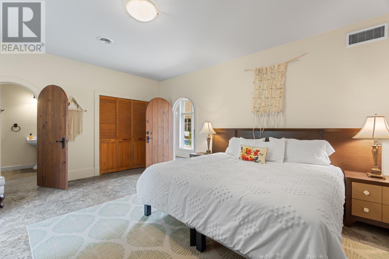 800 PINEVIEW Drive