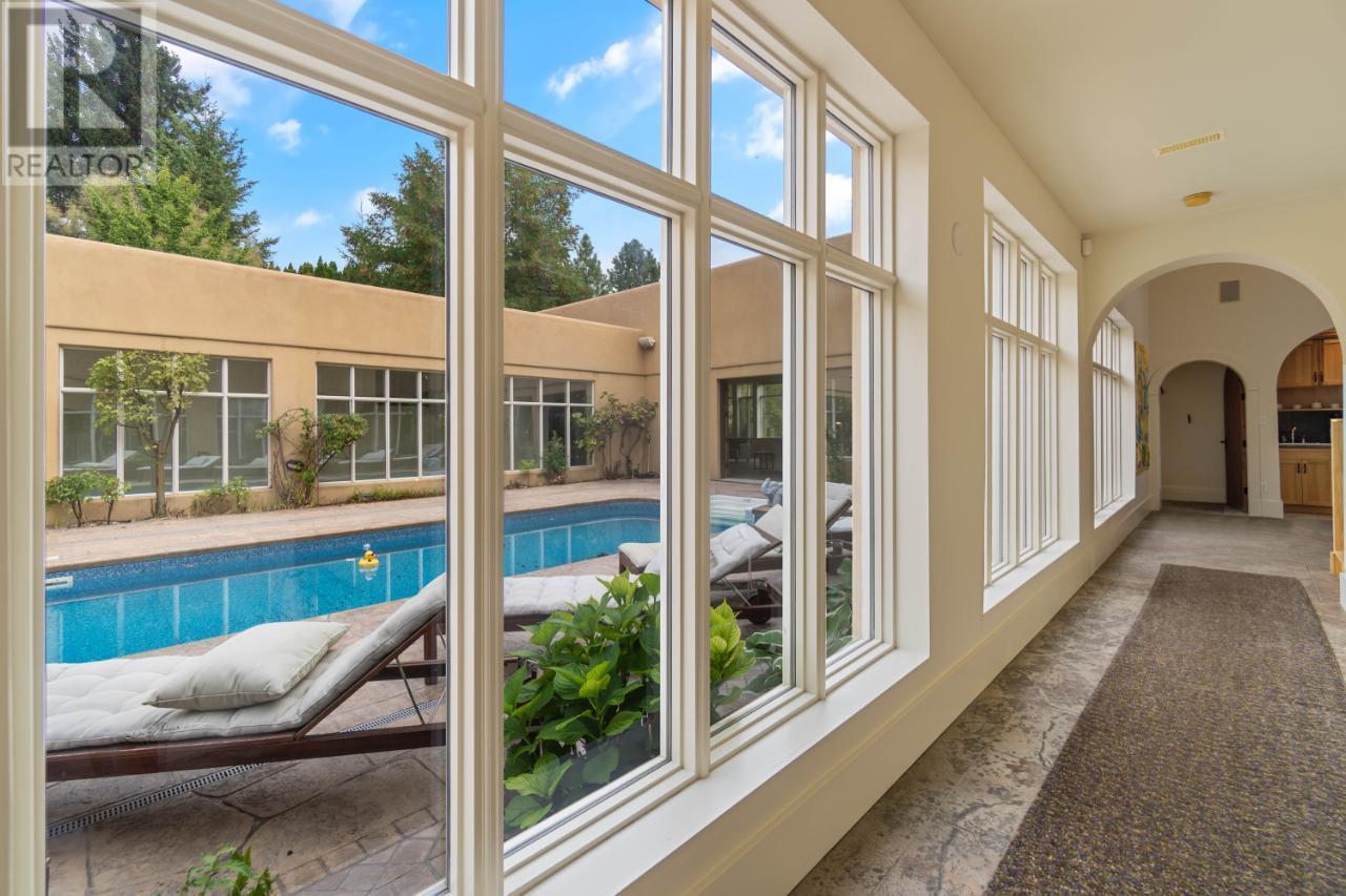 800 PINEVIEW Drive