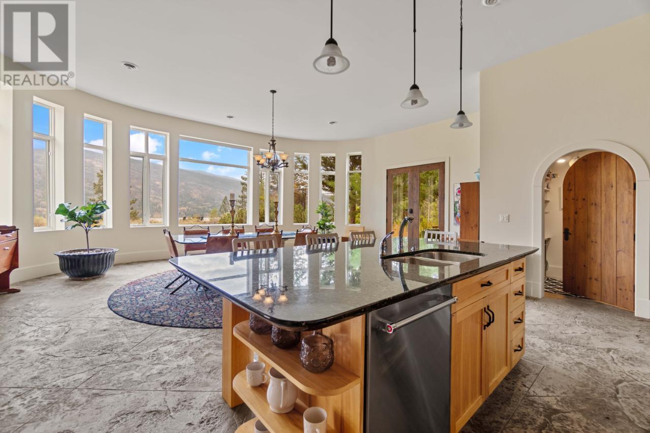 800 PINEVIEW Drive