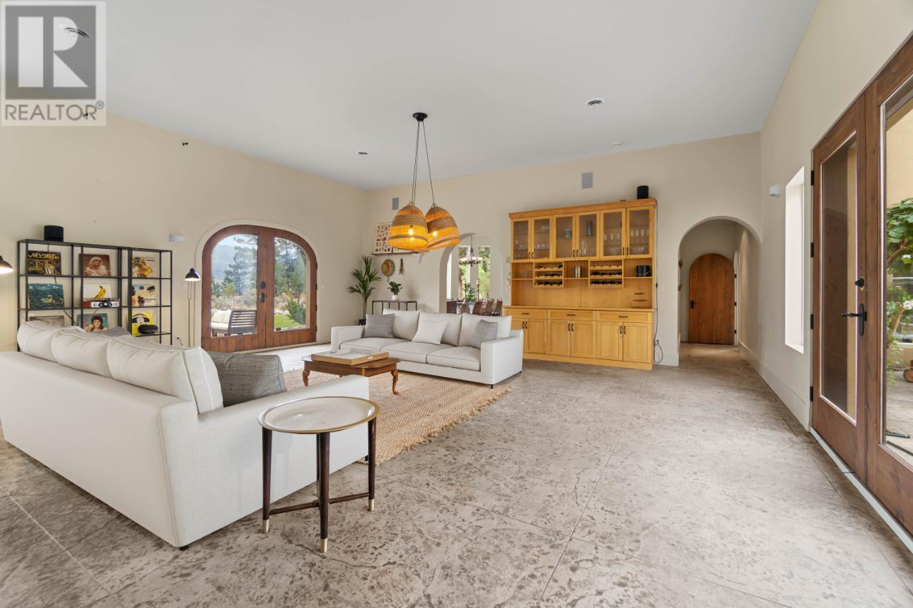 800 PINEVIEW Drive