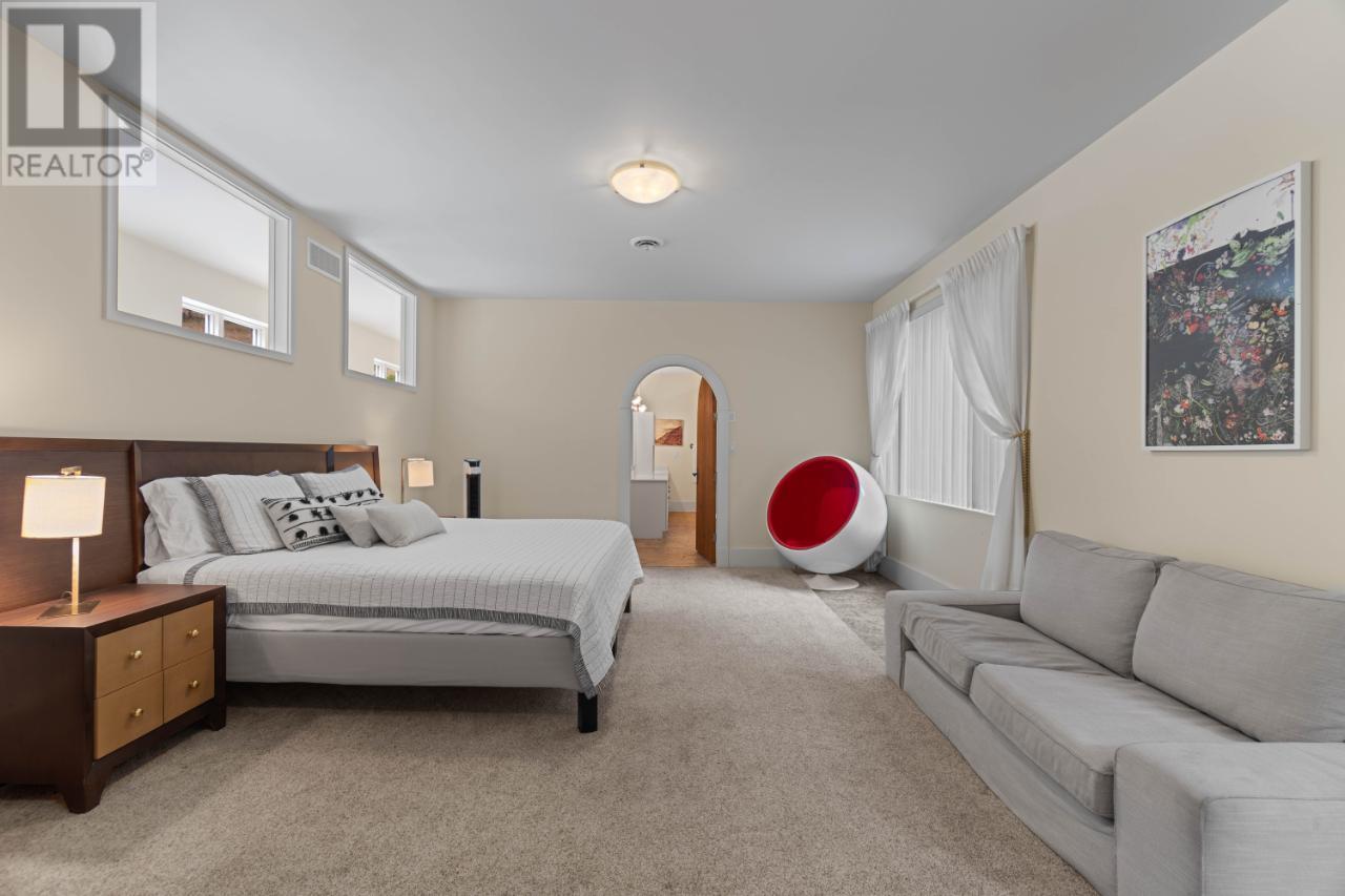 800 PINEVIEW Drive