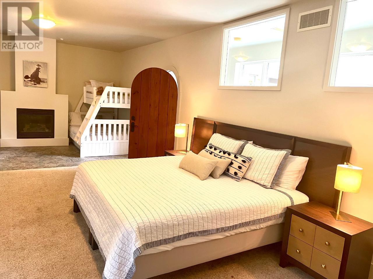 800 PINEVIEW Drive