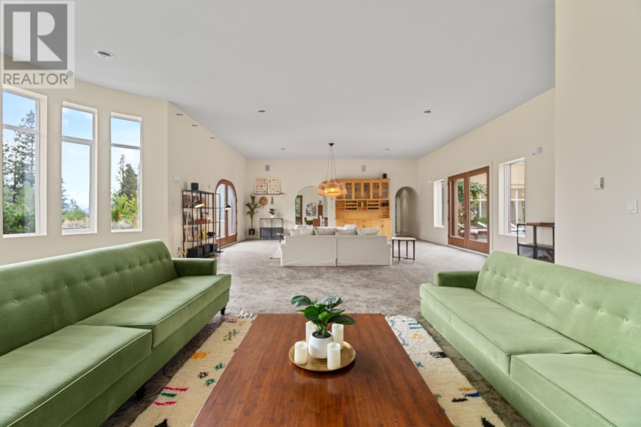 800 PINEVIEW Drive
