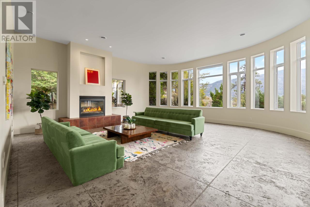 800 PINEVIEW Drive