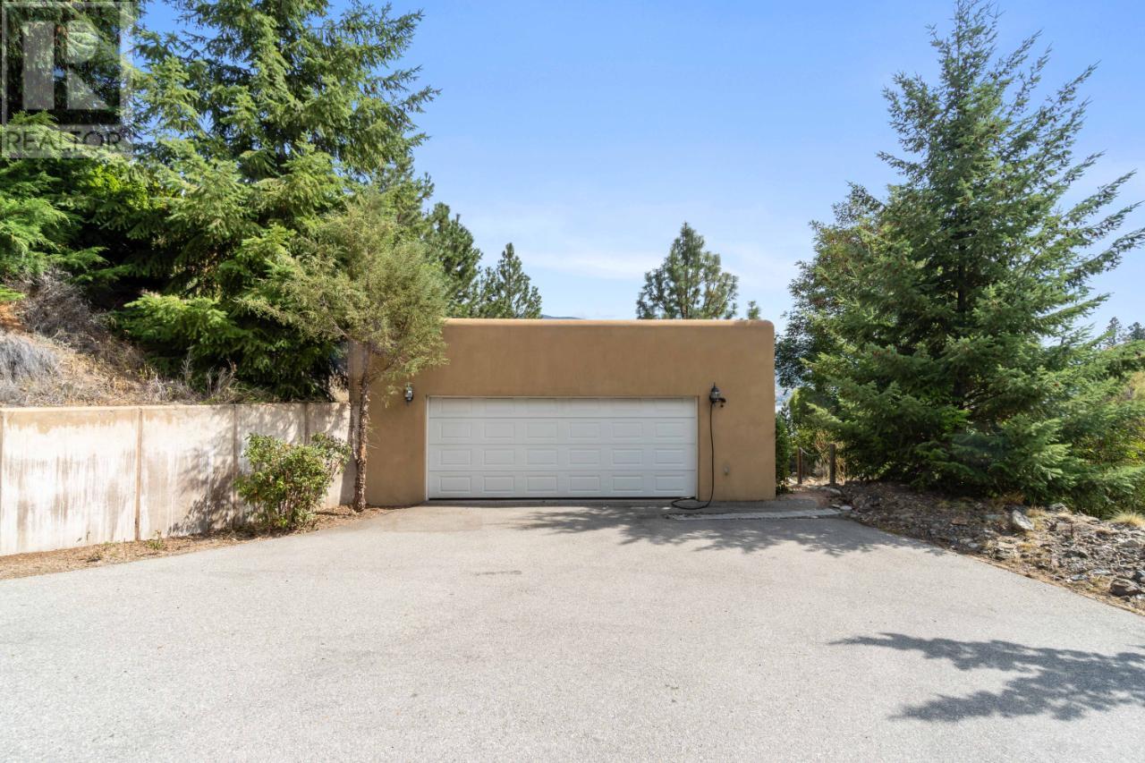 800 PINEVIEW Drive