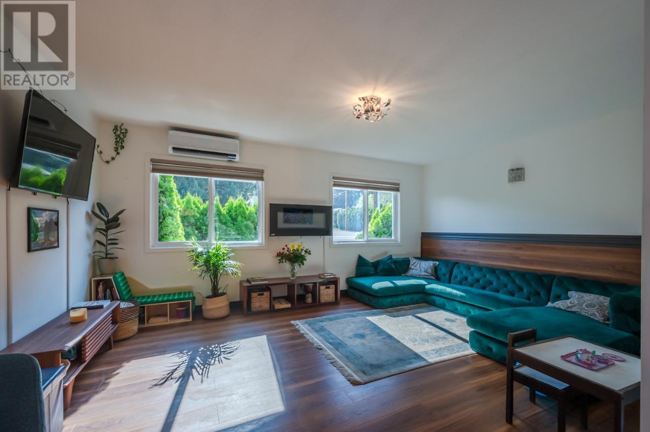 11818 VICTORIA Road