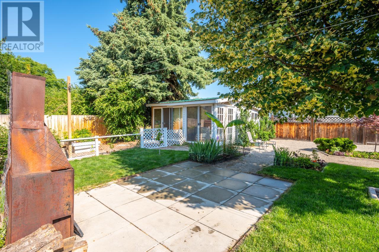 11818 VICTORIA Road