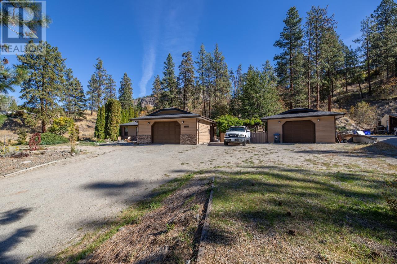 8015 VICTORIA Road