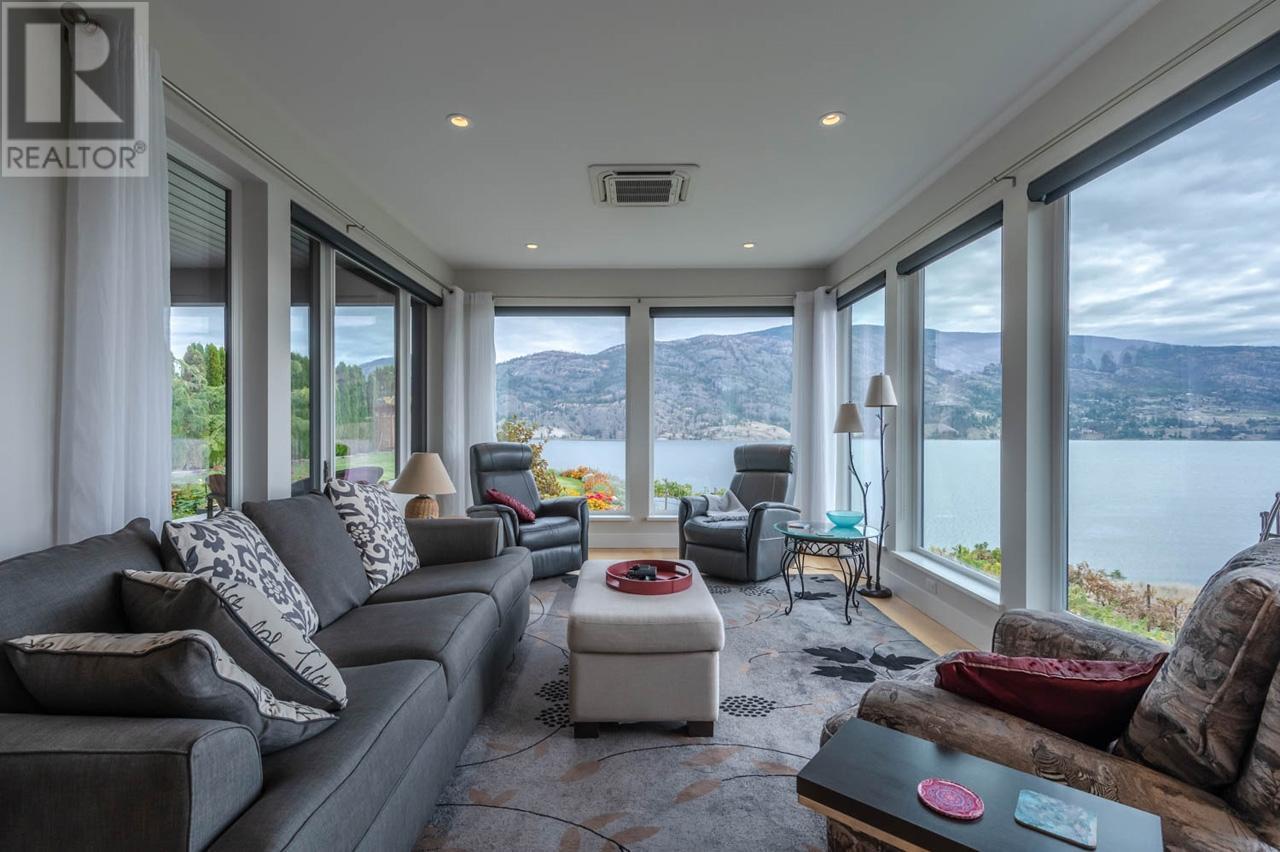 880 PINEVIEW Drive