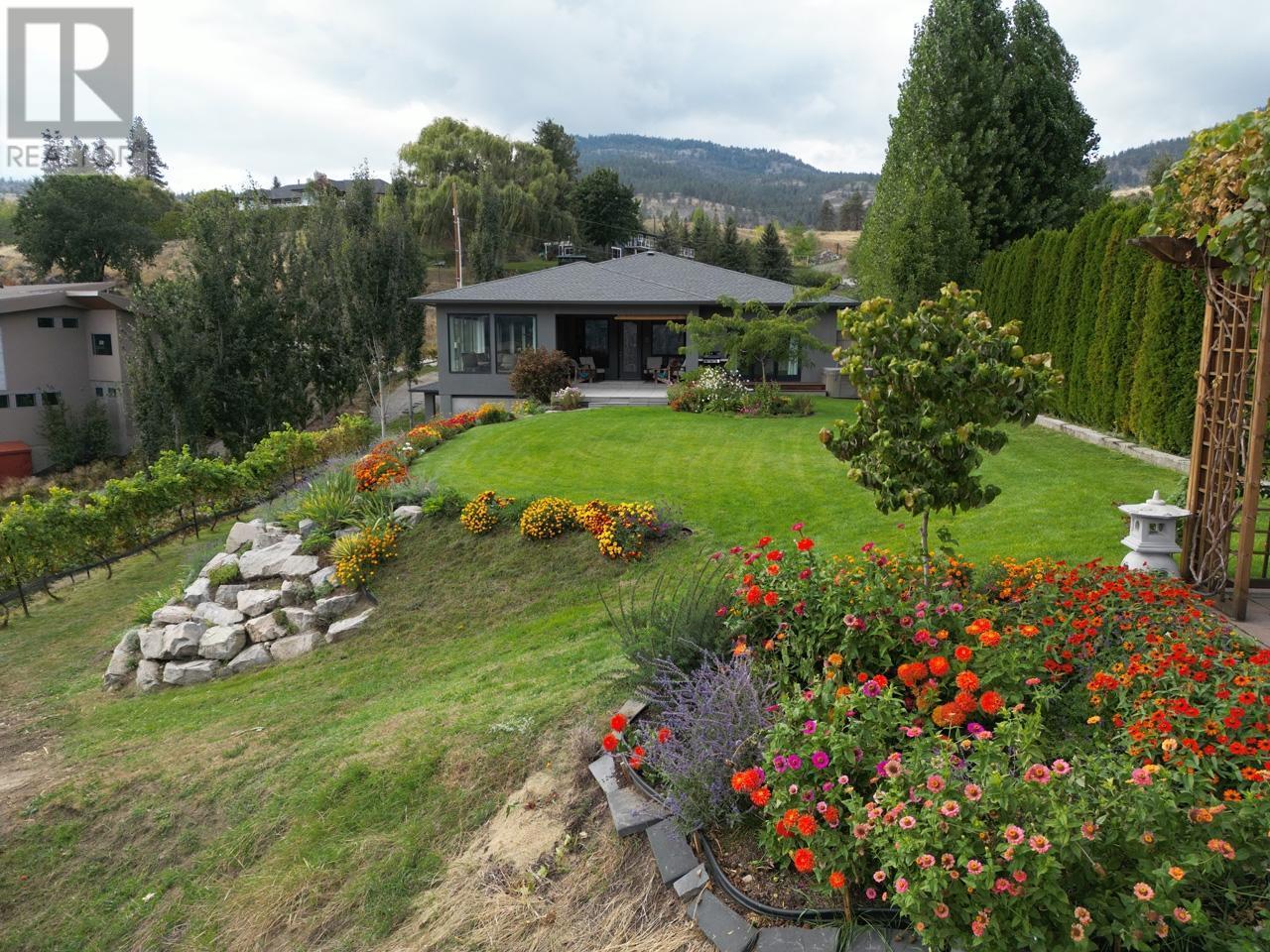 880 PINEVIEW Drive