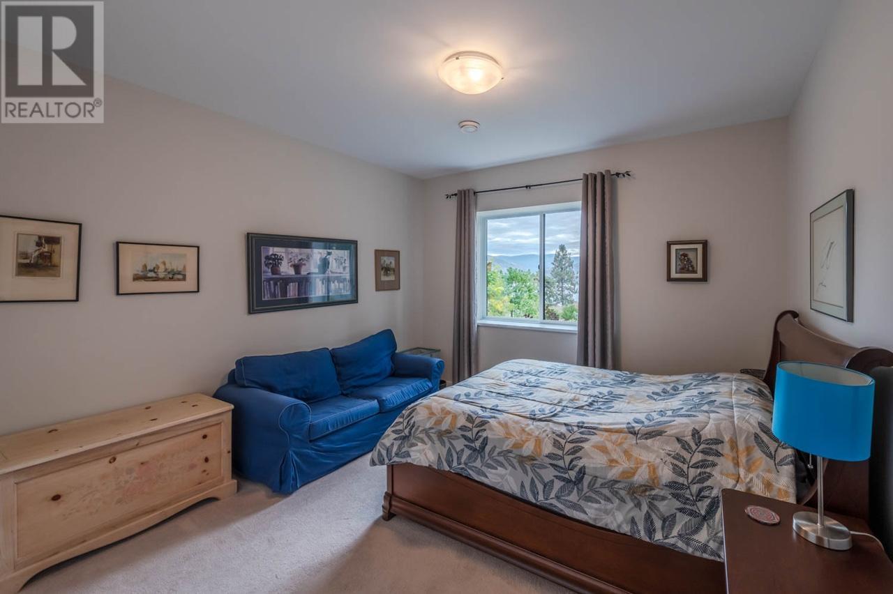 880 PINEVIEW Drive