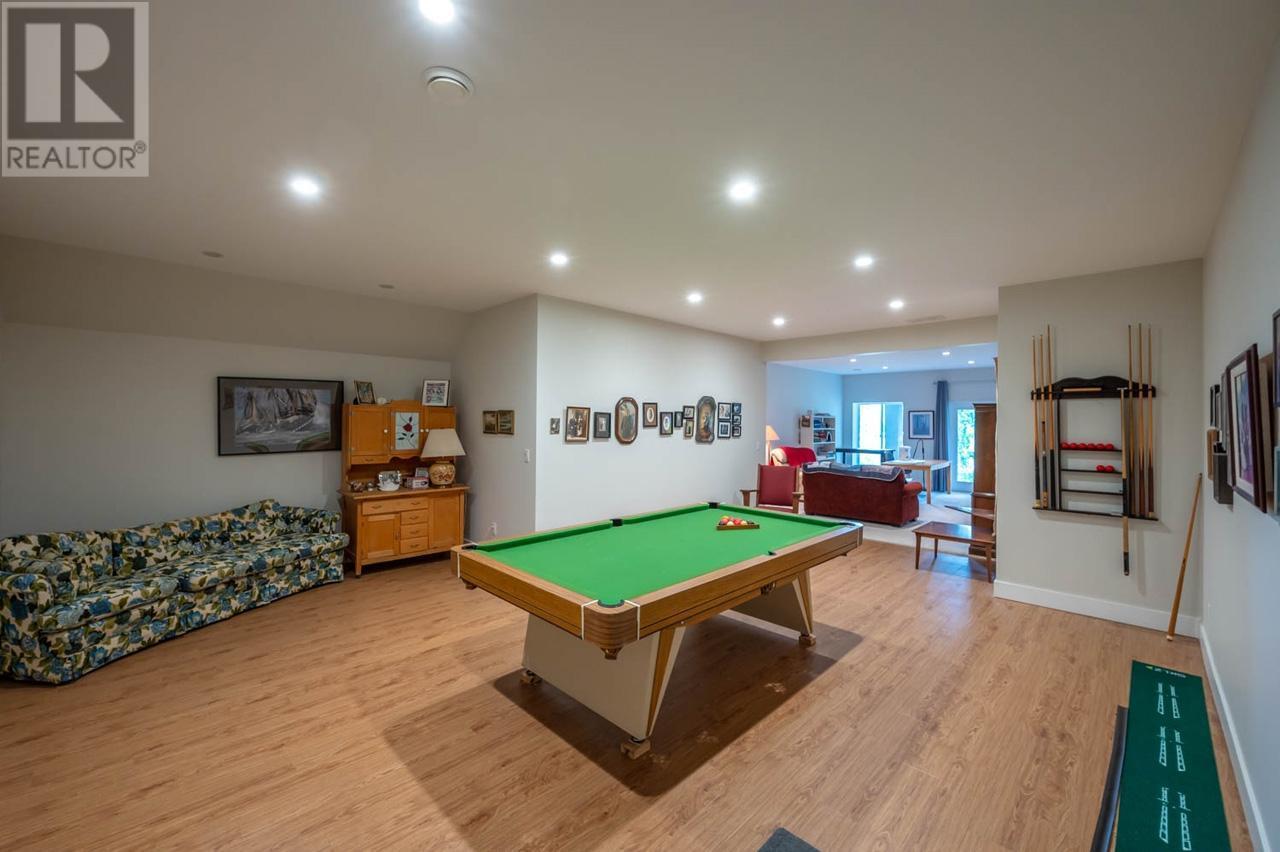 880 PINEVIEW Drive