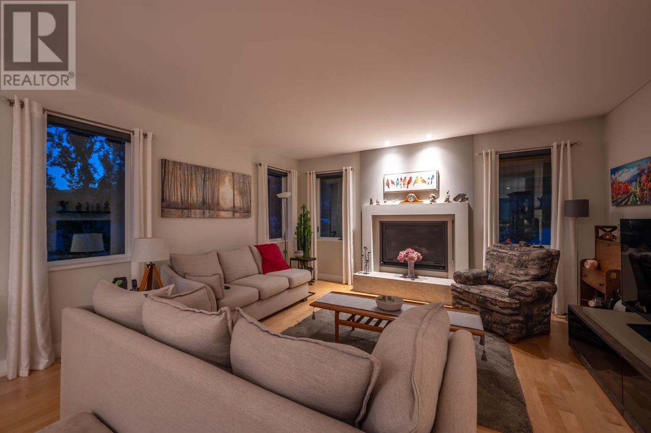 880 PINEVIEW Drive