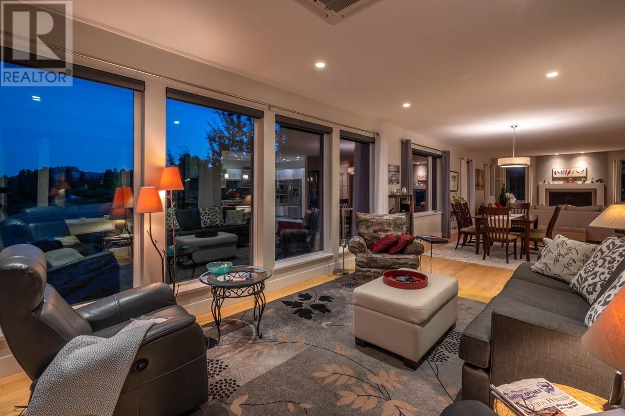 880 PINEVIEW Drive