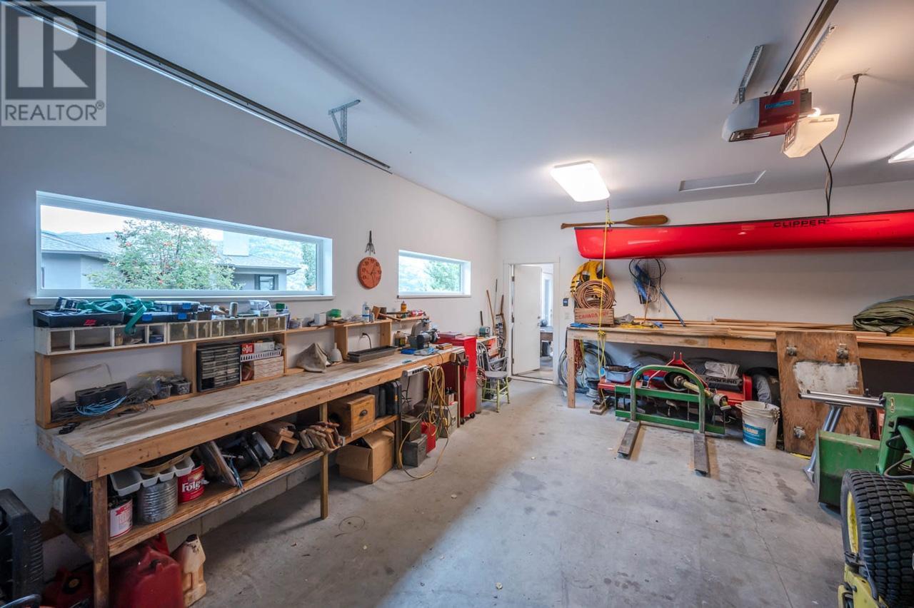 880 PINEVIEW Drive