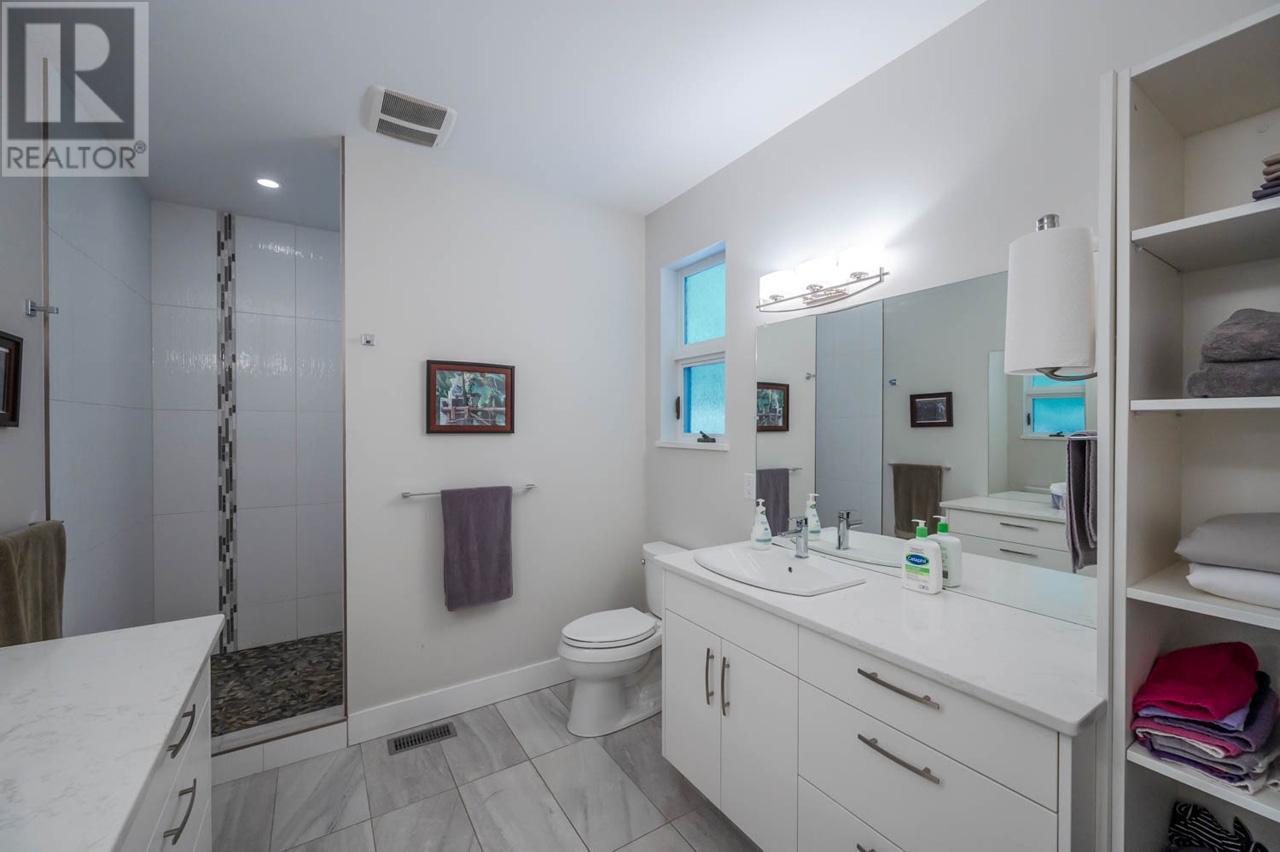 880 PINEVIEW Drive