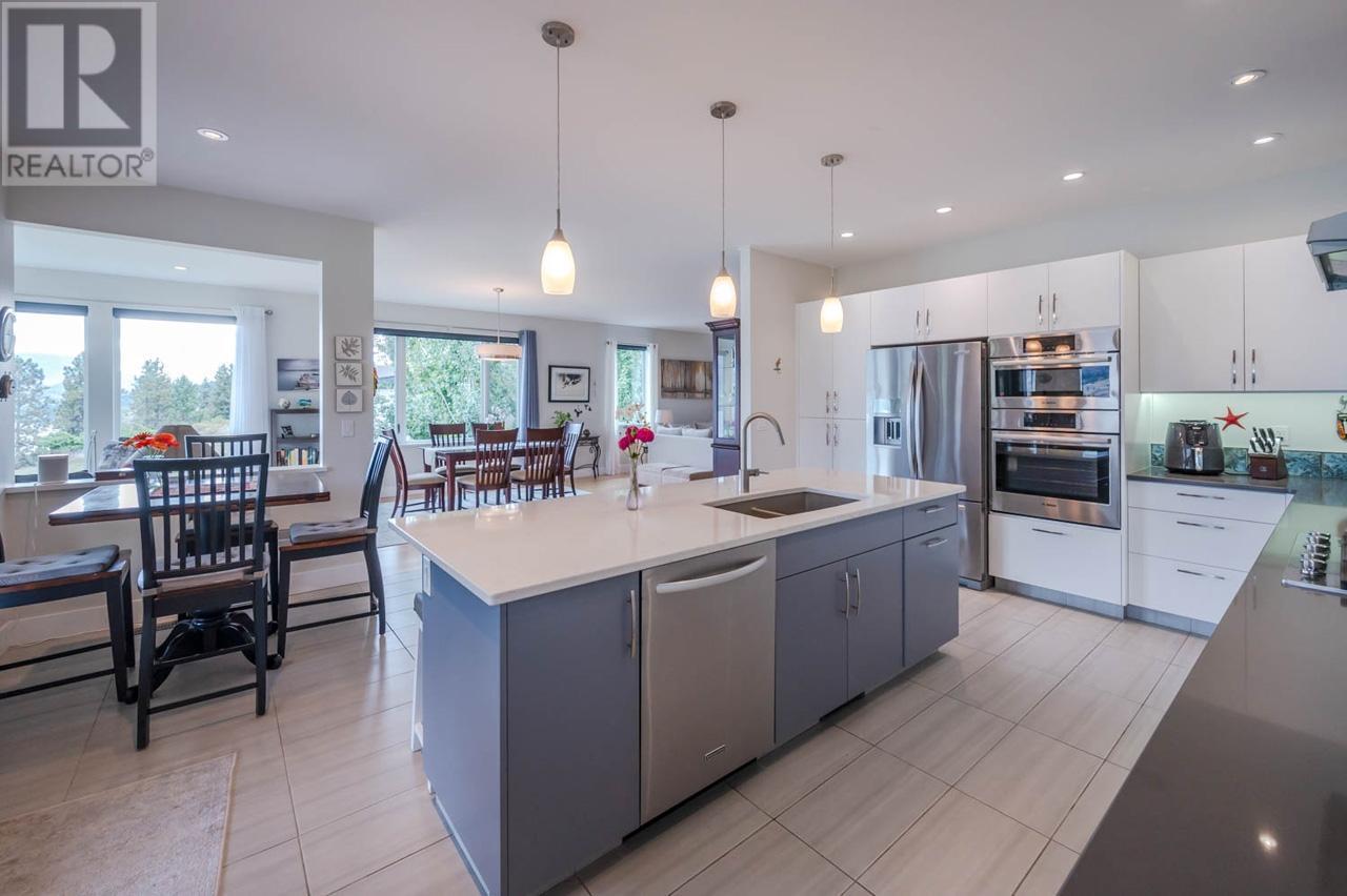 880 PINEVIEW Drive