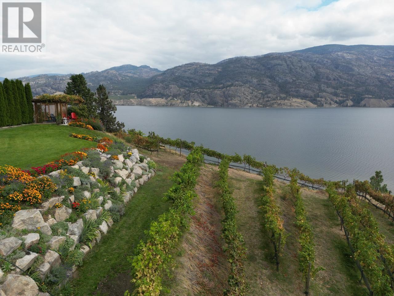 880 PINEVIEW Drive