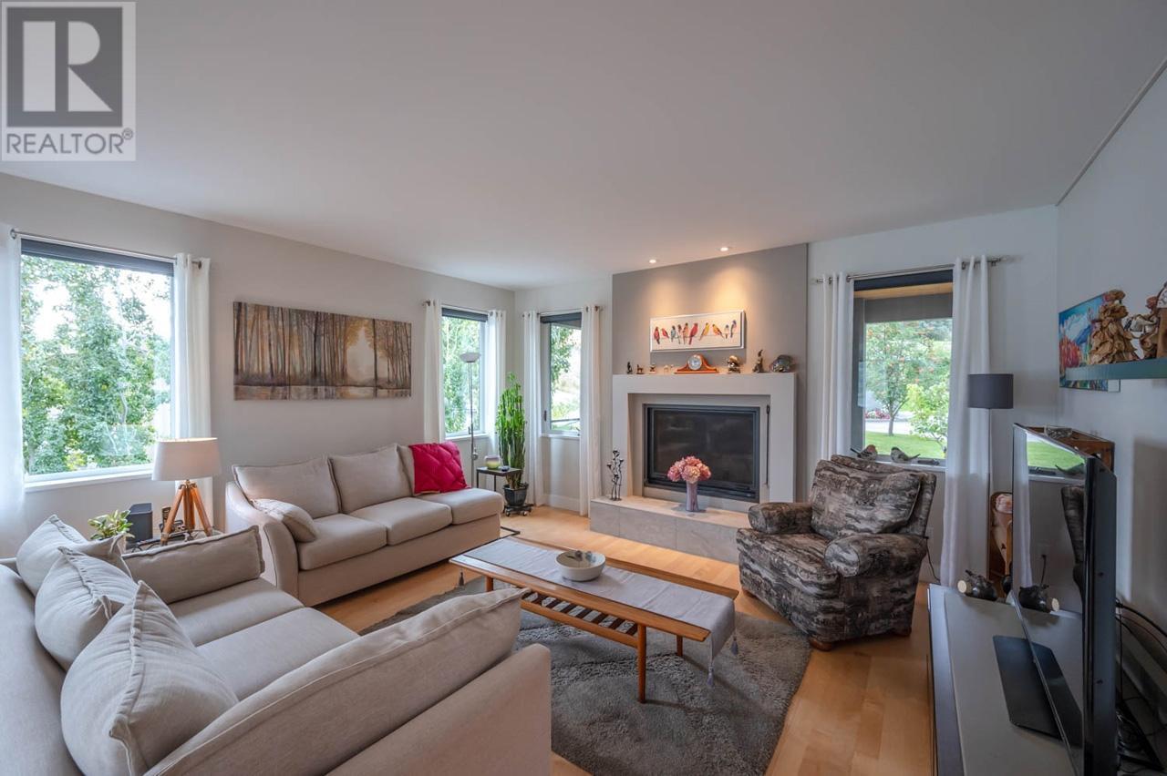 880 PINEVIEW Drive
