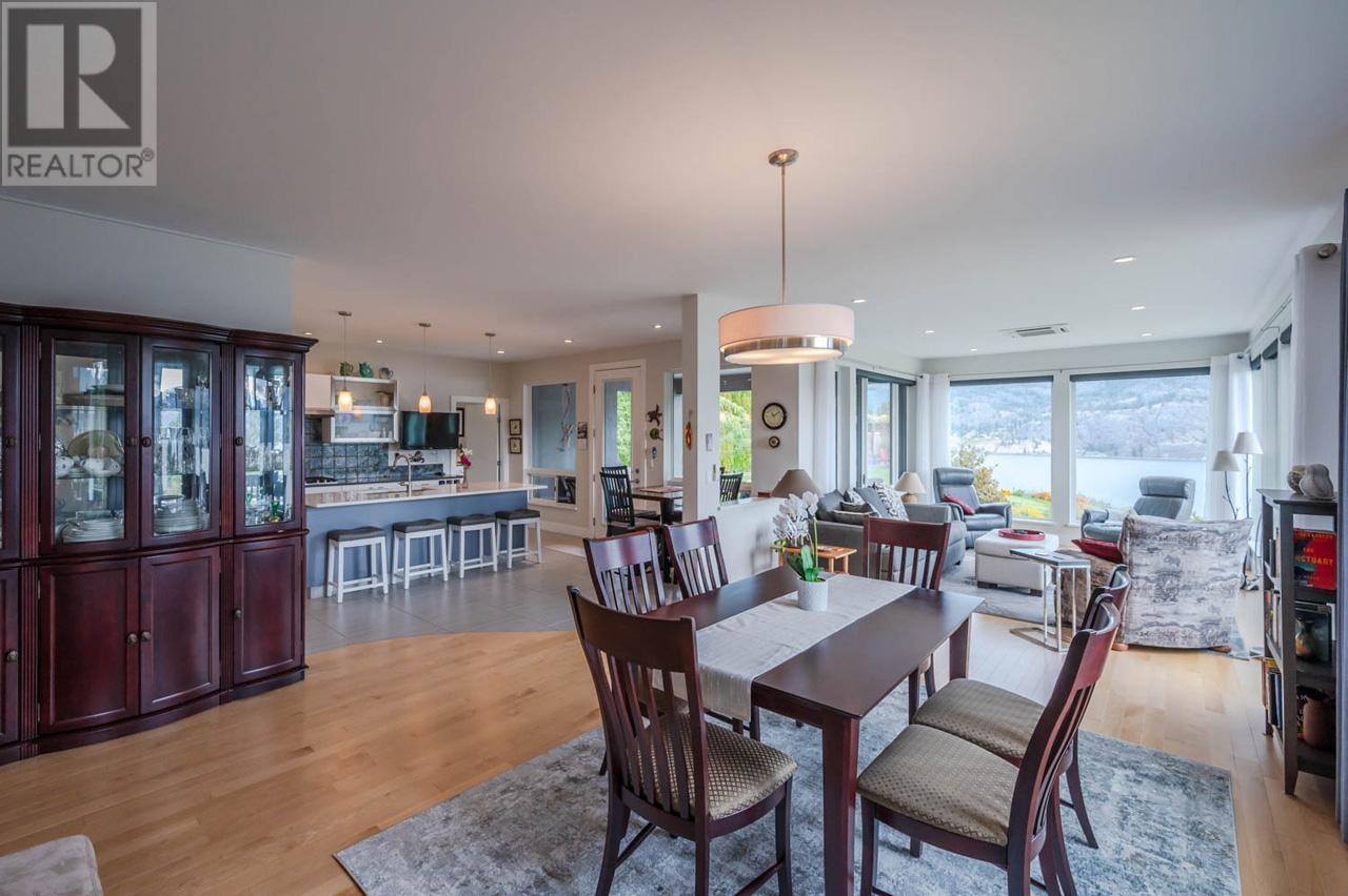 880 PINEVIEW Drive