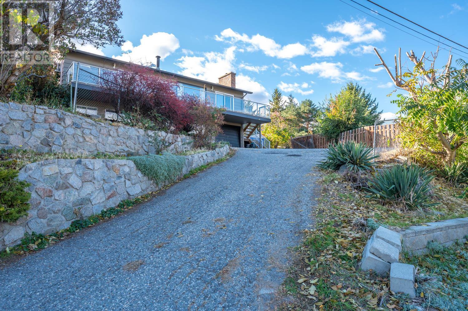 551 PINEVIEW Drive