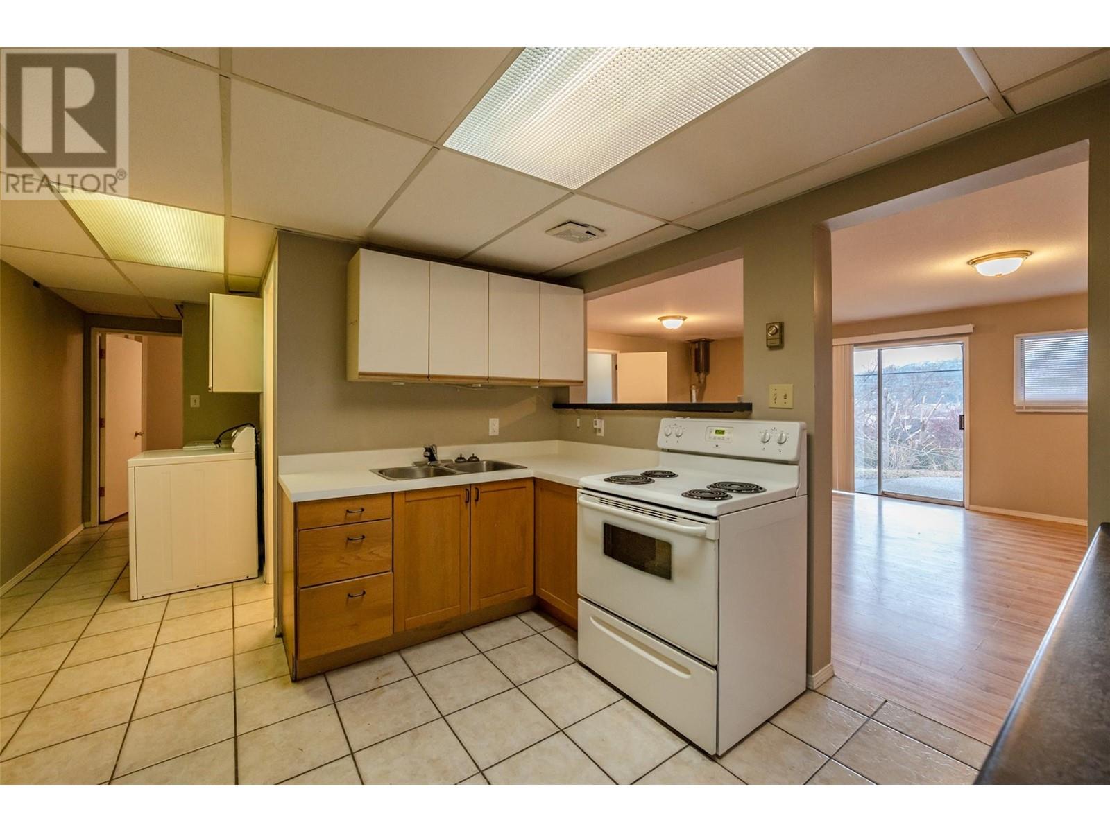 551 PINEVIEW Drive