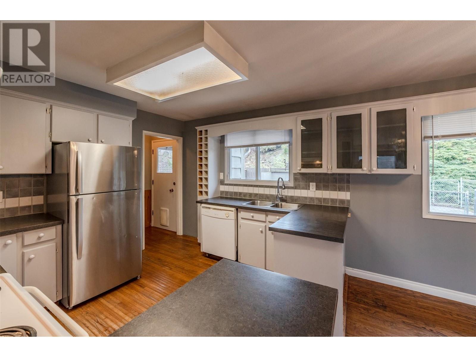 551 PINEVIEW Drive