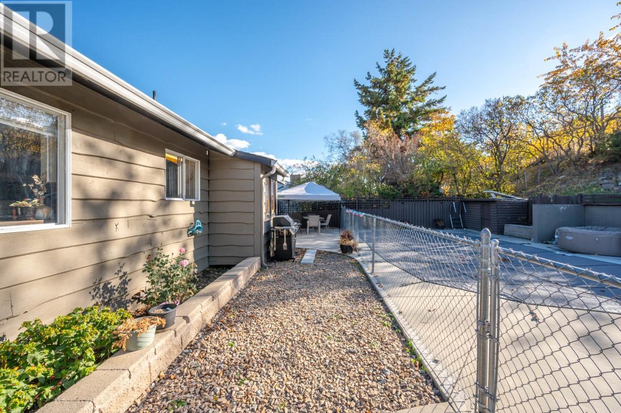 551 PINEVIEW Drive