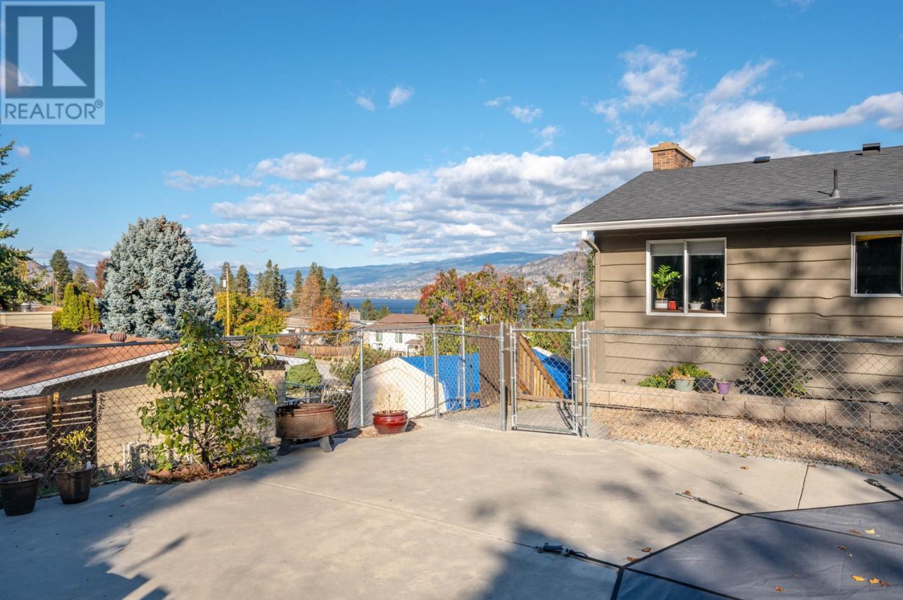 551 PINEVIEW Drive