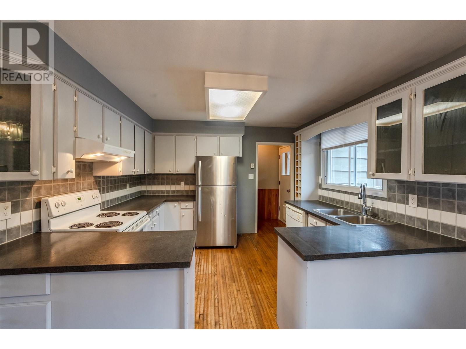 551 PINEVIEW Drive