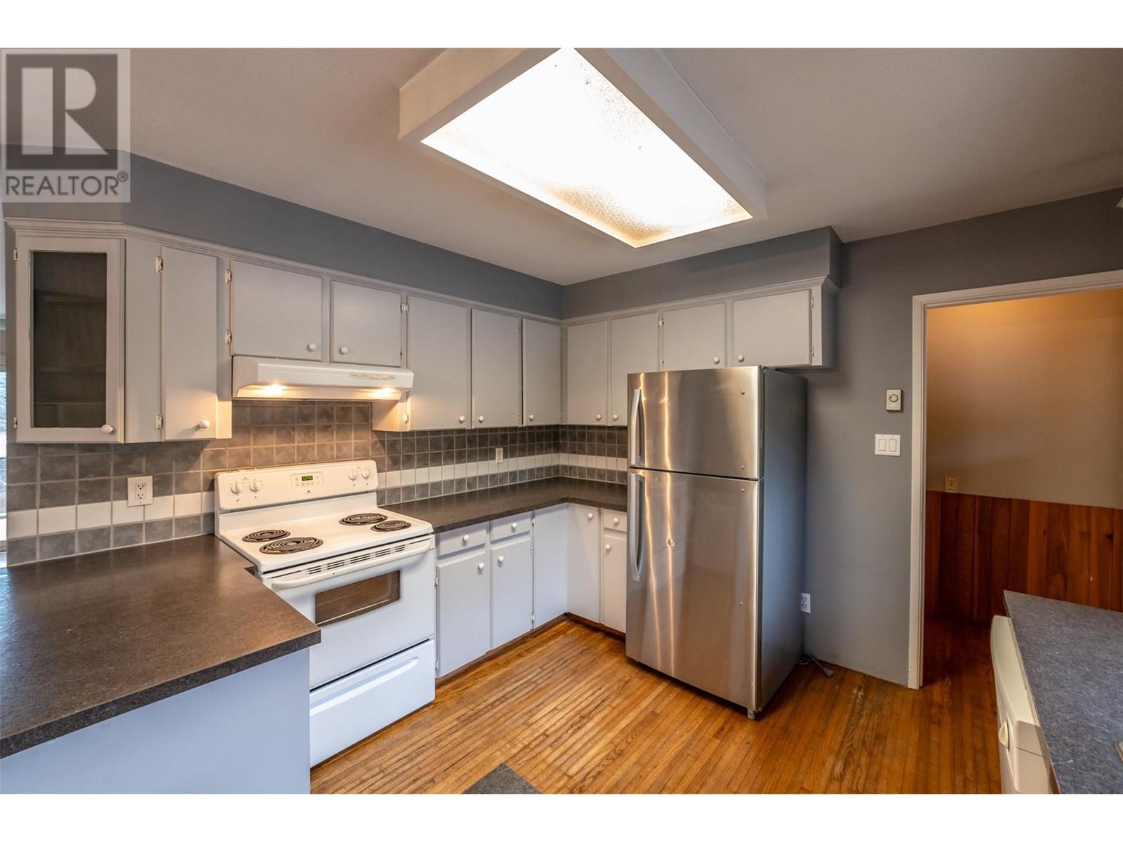 551 PINEVIEW Drive
