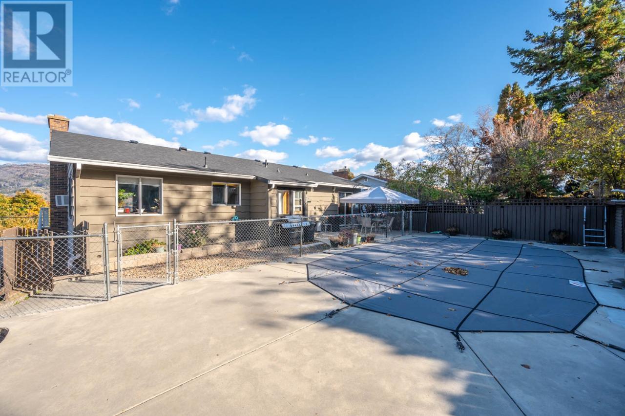 551 PINEVIEW Drive