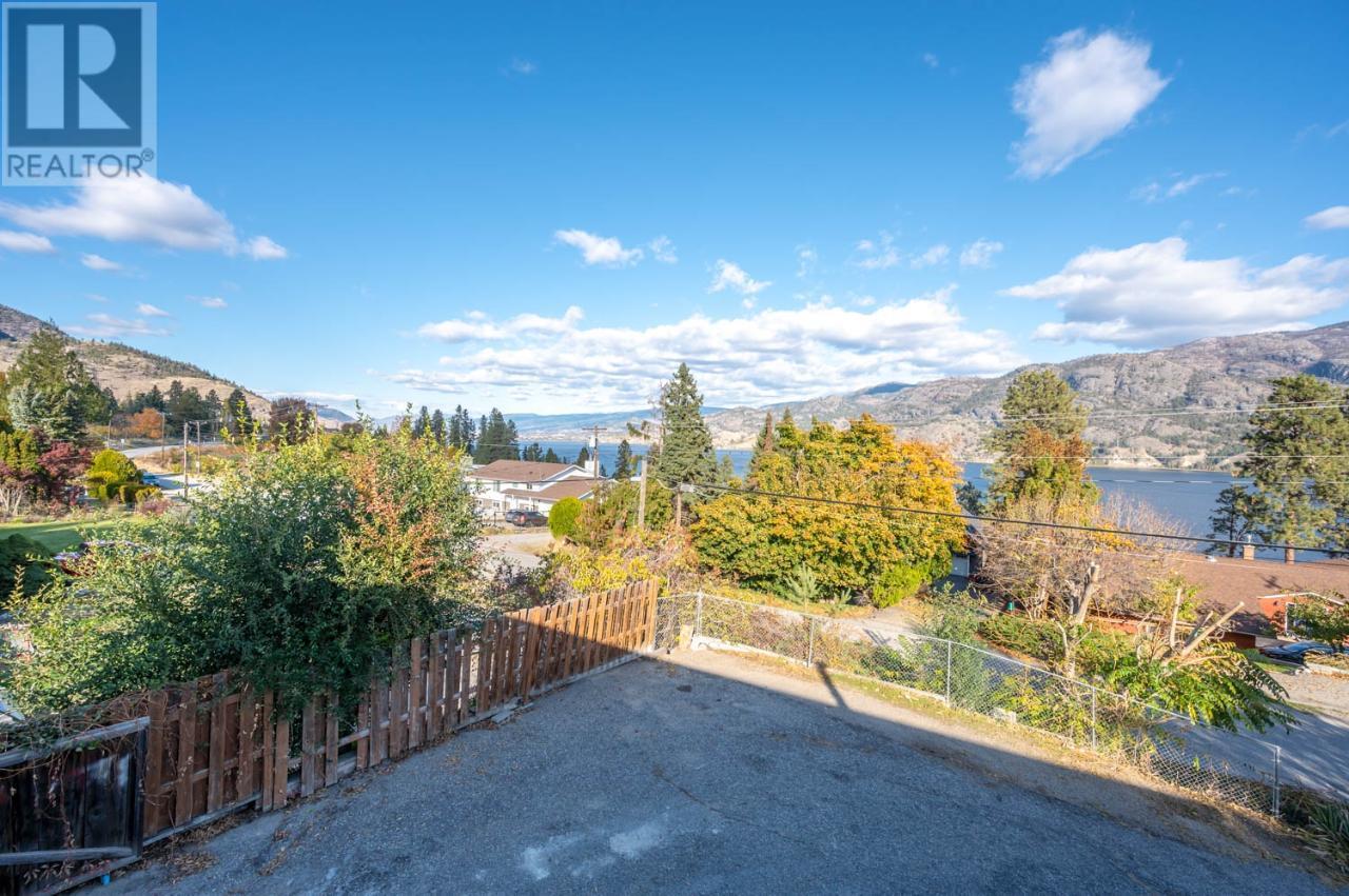 551 PINEVIEW Drive